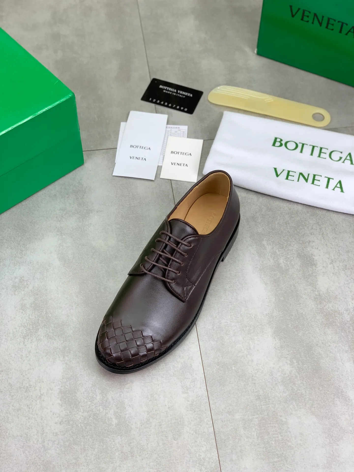 Factory price P860💰Top quality (genuine leather outsole series)💎💎💎 BOTTEGA VENETA official website synchronizes the latest model, top version of the highest version of BV business leather shoes in the market, accept material comparison, shoe type comparison, process comparison, practical and textured, versatile and suitable for any occasion, the more you look at it, the more flavorful it becomes. Pure hand-woven craftsmanship - upper material, imported original hand-woven calfskin - high-quality water-dyed cowhide inside - original private model customized handmade leather outsole -Size: female 35-39 (34 40 customized) male 39-44 (38 45 customized) Comes with original BV green box, complete packaging.